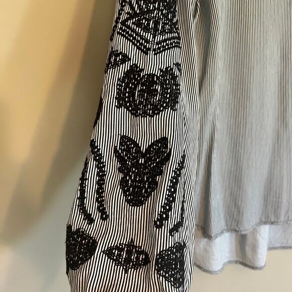 Vera Wang Black White Striped Blouse Floral Embroidered Sleeves Women's S EUC - Picture 2 of 5